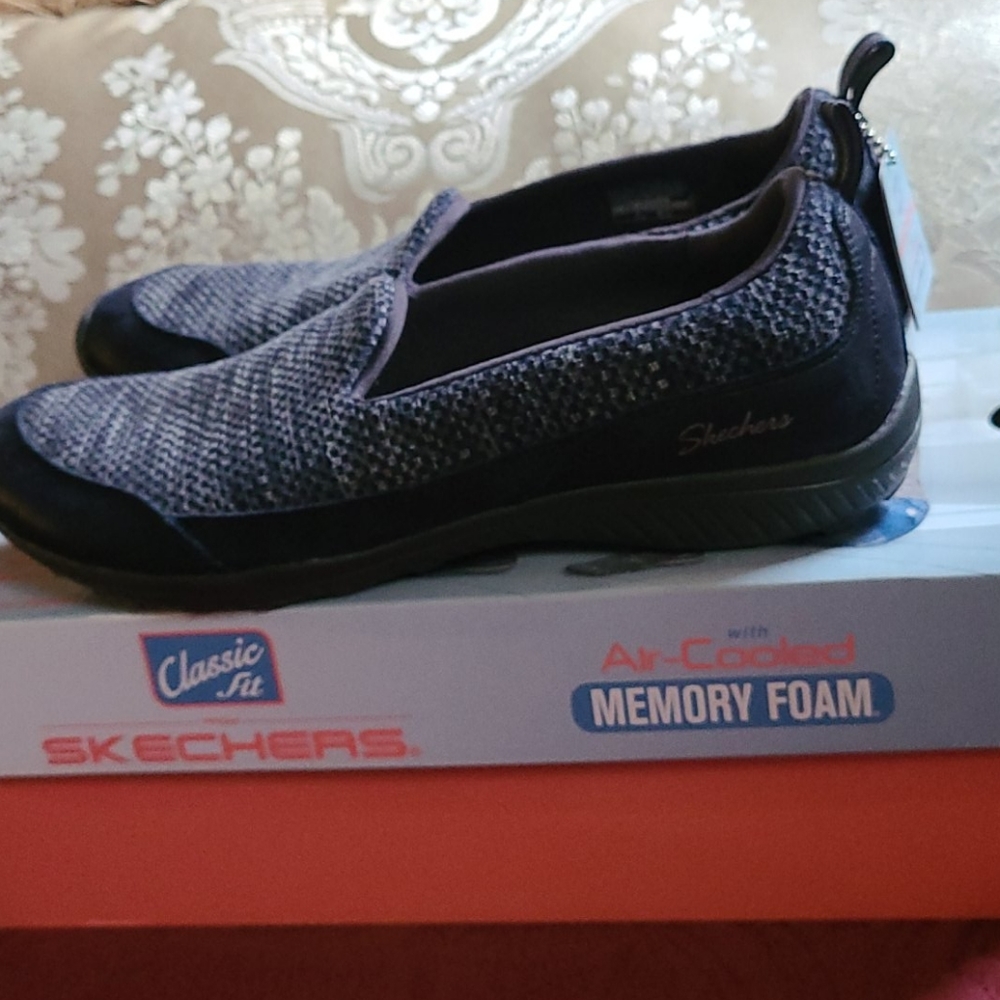 SKECHERS